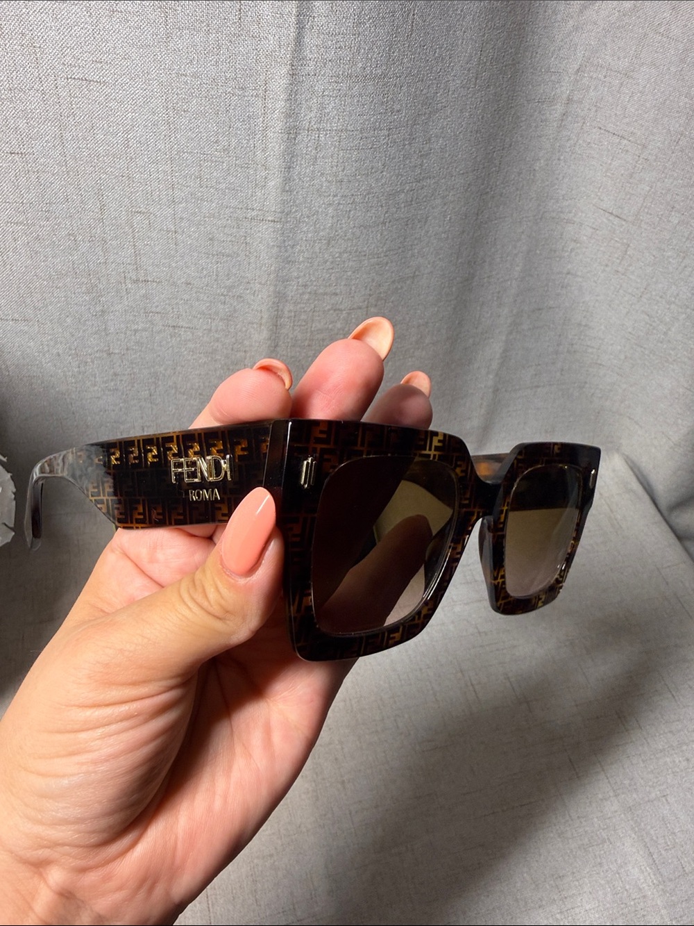Fendi Tortoiseshell FF Pattern Oversized Square Sunglasses - Picture 4 of 8